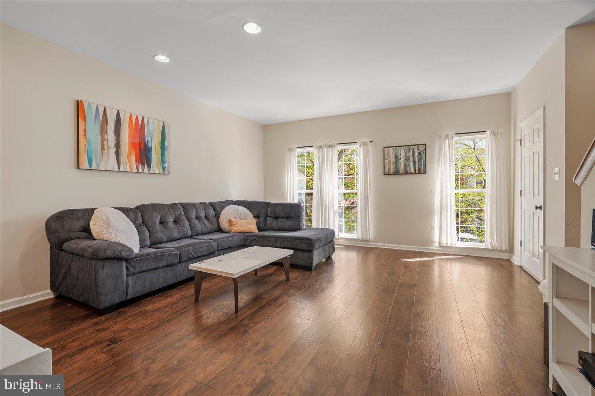 22019 Box Car Square Sterling, VA 20166 - Photo 10 of 31 a living room with furniture and a window