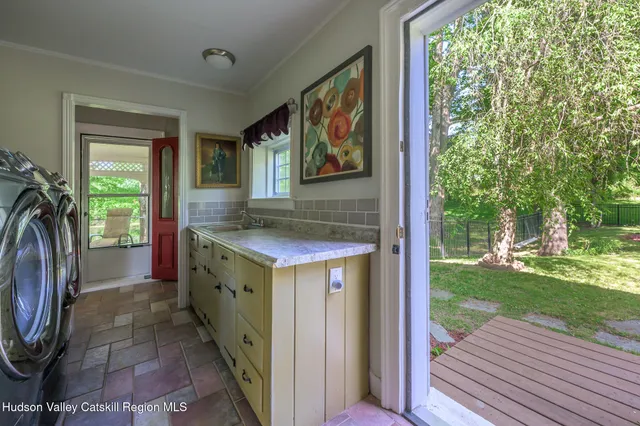 a view of entryway with garden