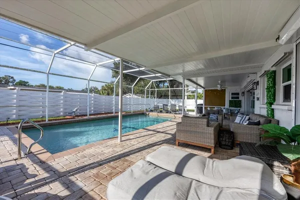 a view of a backyard