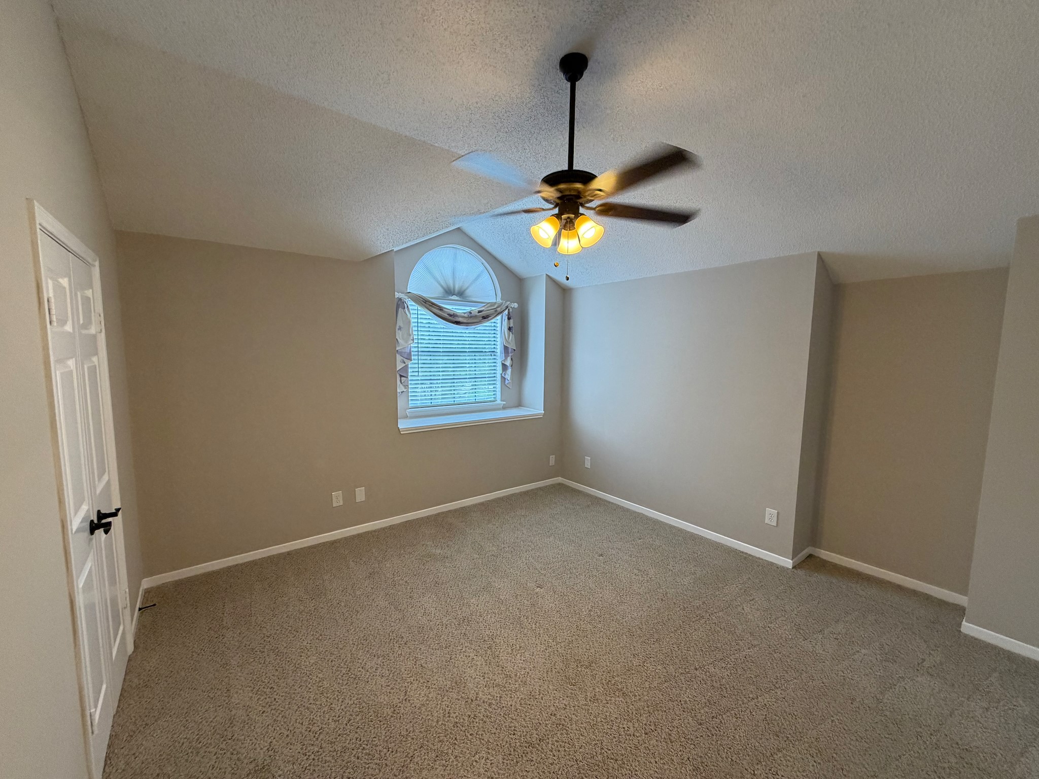 2326 Streamcrest Lane Sugar Land, TX 77479 - Photo 33 of 42 Secondary bedroom with high ceiling and niche area.