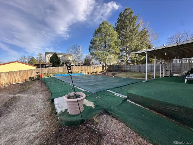 a view of a backyard