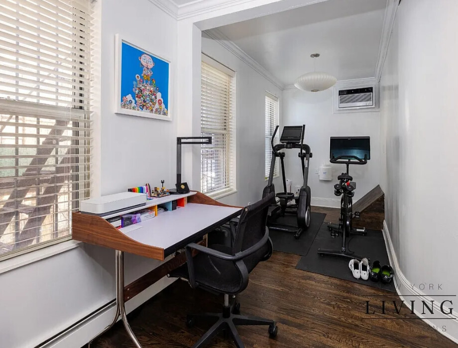 265 West 30th Street Manhattan, NY 10001 - Photo 10 of 20 a room with furniture and a window