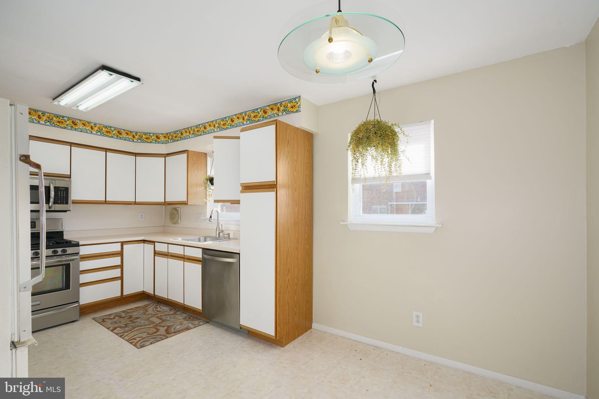 11234 Lockart Road Philadelphia, PA 19116 - Photo 9 of 31 Kitchen