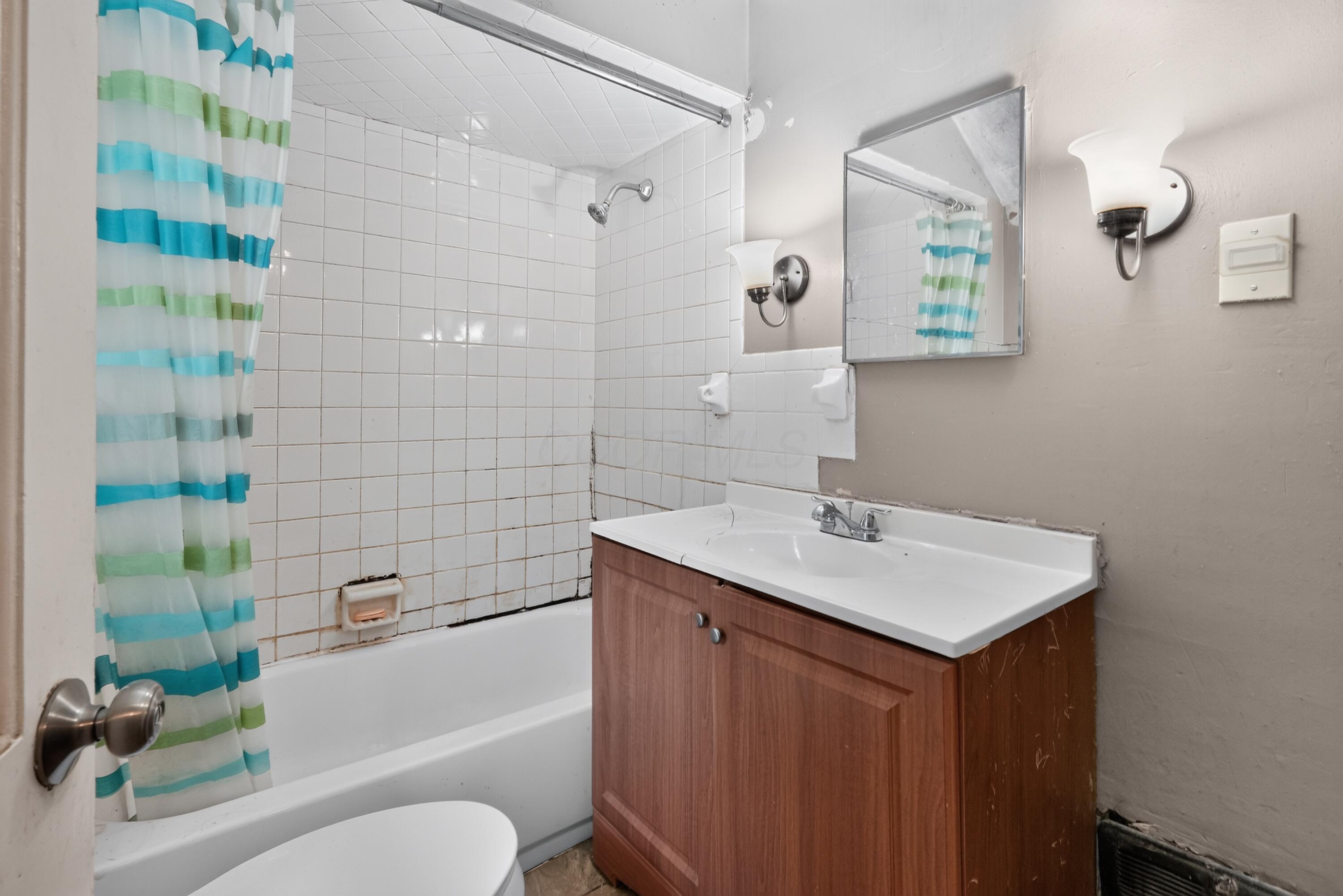 594 South Hampton Road Columbus, OH 43213 - Photo 14 of 21 14_594_S_Hampton_Rd-Bathroom-on-5