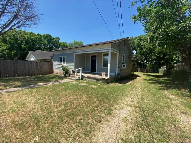 a view of a house with backyard and porch