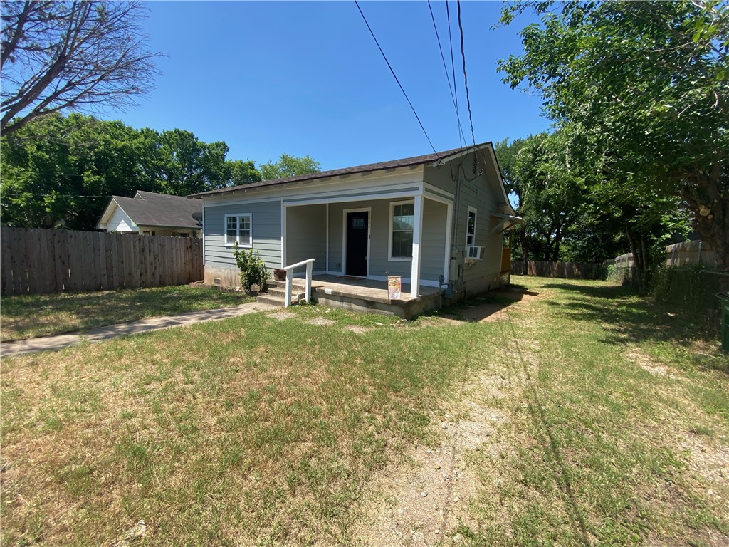 a view of a house with backyard and porch