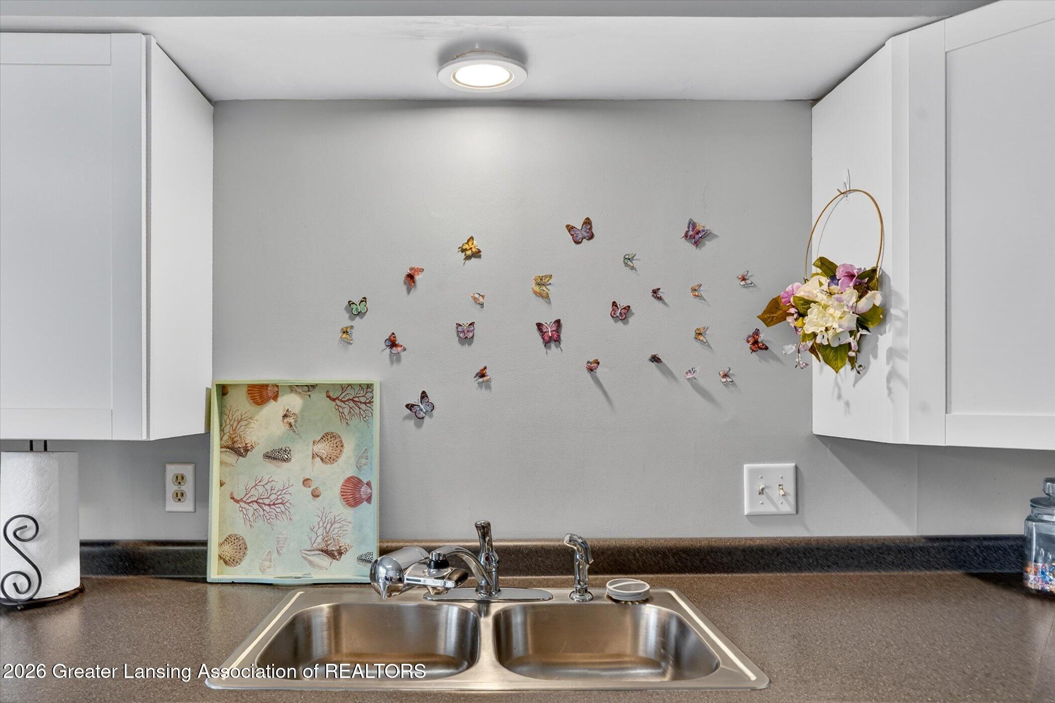 4809 Gull Road, Unit 23 Lansing, MI 48917 - Photo 13 of 26 13-4809-Gull-Rd-apt-23-WindowStill-Real-