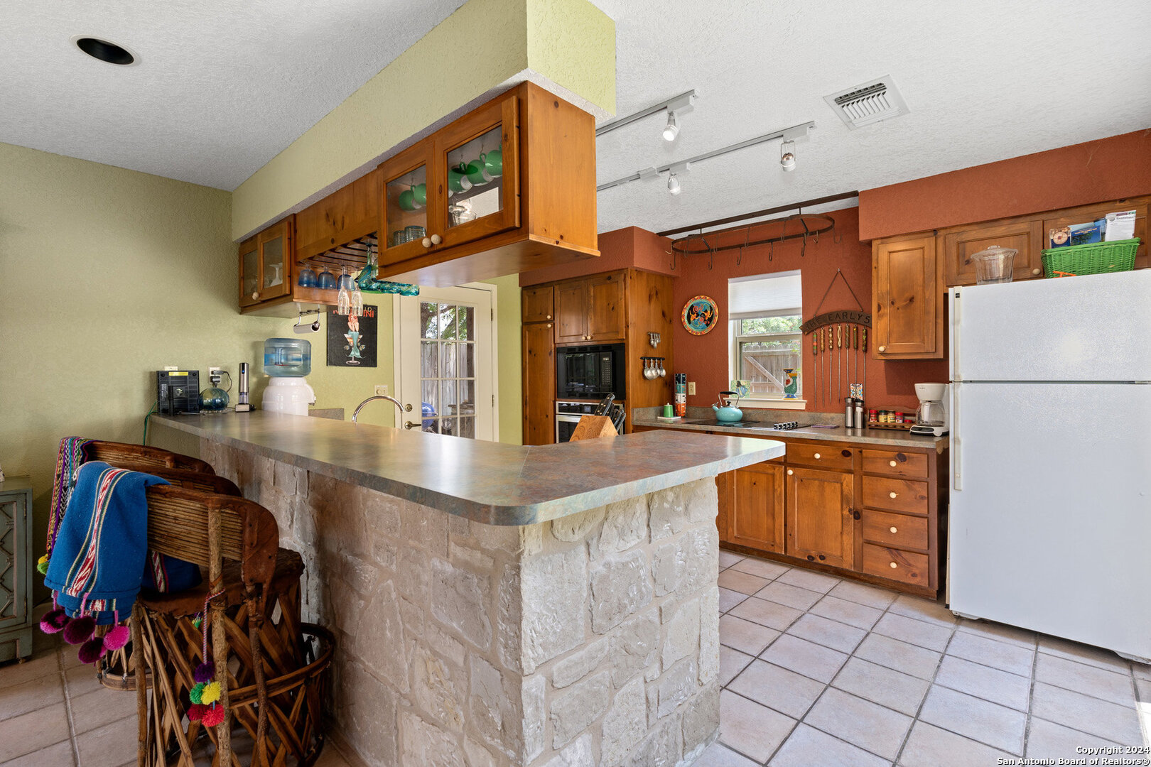 696 Faurie Road Lakehills, TX 78063 - Photo 10 of 37