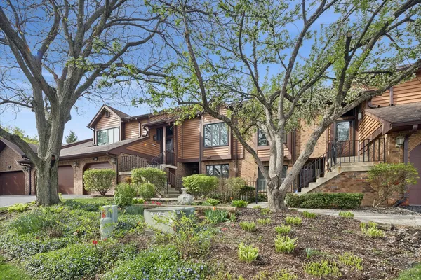 $375,000 | 1163 Mistwood Court, Downers Grove, IL 60515