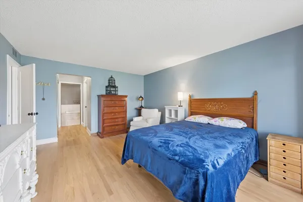 $375,000 | 1163 Mistwood Court, Downers Grove, IL 60515