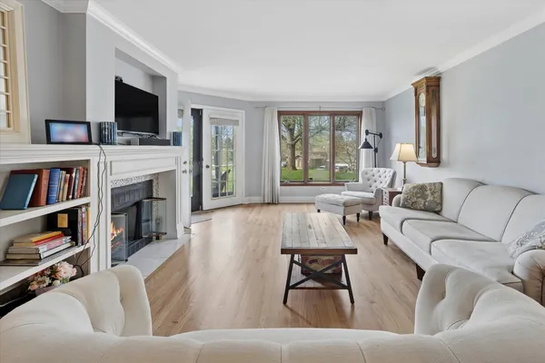 $375,000 | 1163 Mistwood Court, Downers Grove, IL 60515