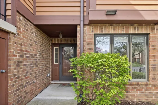 $375,000 | 1163 Mistwood Court, Downers Grove, IL 60515