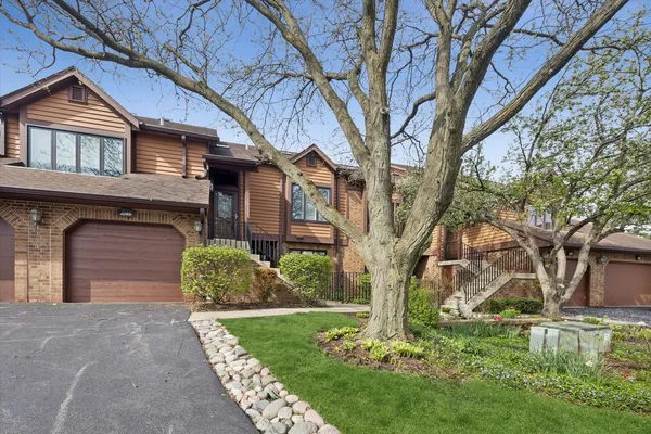 $375,000 | 1163 Mistwood Court, Downers Grove, IL 60515