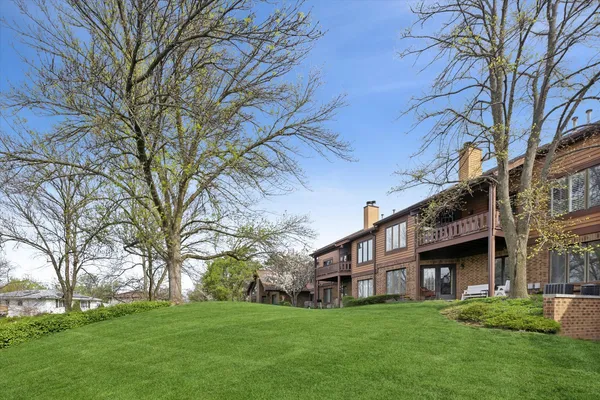 $375,000 | 1163 Mistwood Court, Downers Grove, IL 60515