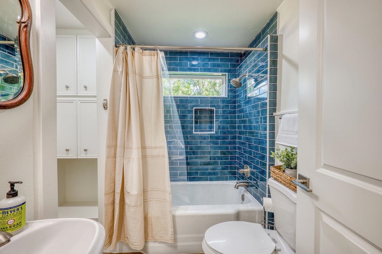 569 Ellen Williams Loop Kingsland, TX 78639 - Photo 20 of 29 a bathroom with a toilet and a bathtub