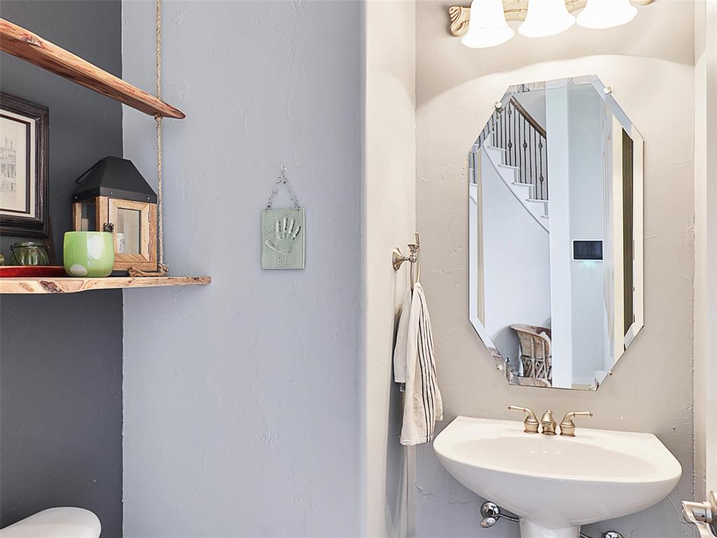 671 Countryside Drive Fairview, TX 75069 - Photo 18 of 32 a bathroom with a sink and a mirror