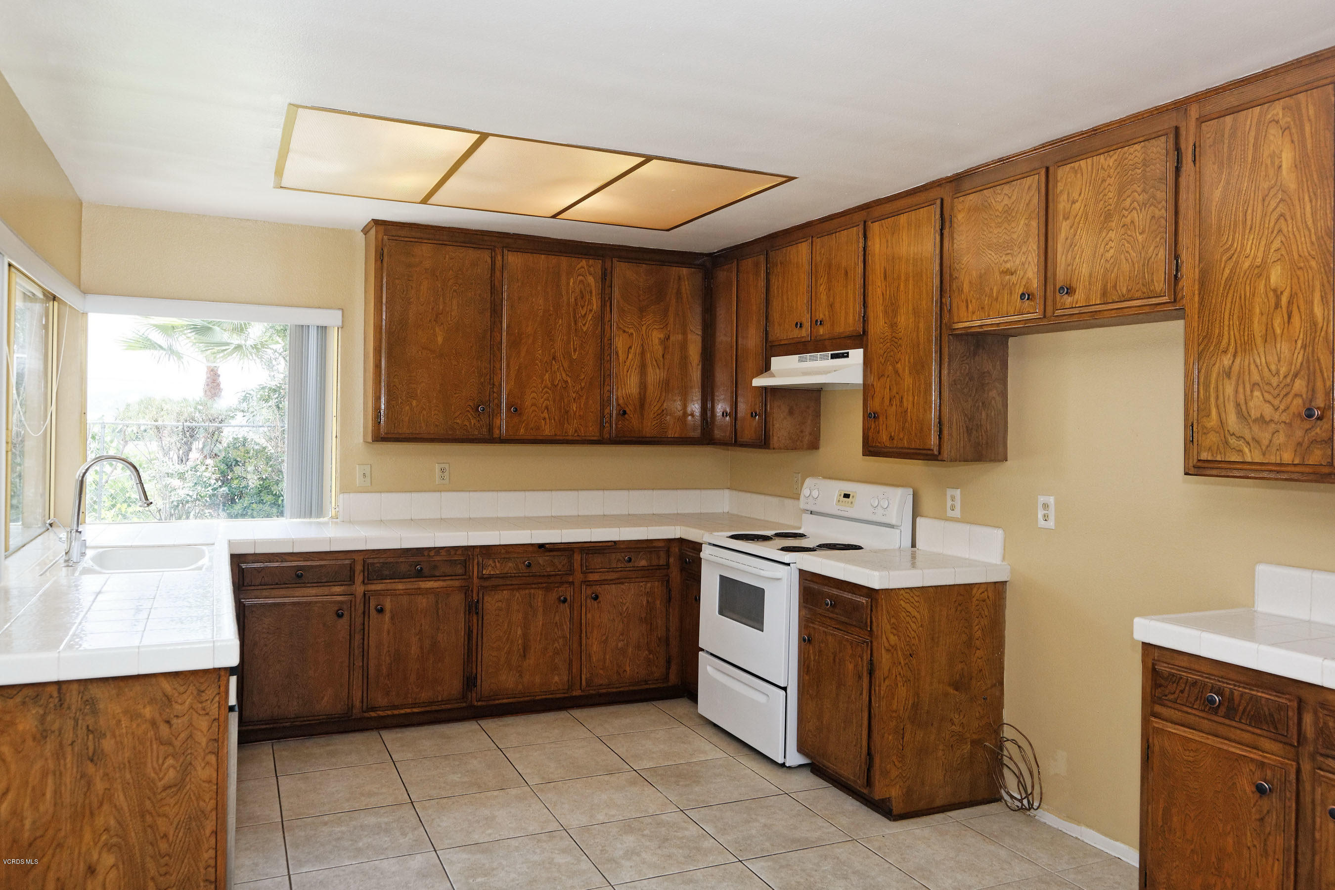 4774 Summit Avenue Simi Valley, CA 93063 - Photo 13 of 40 16