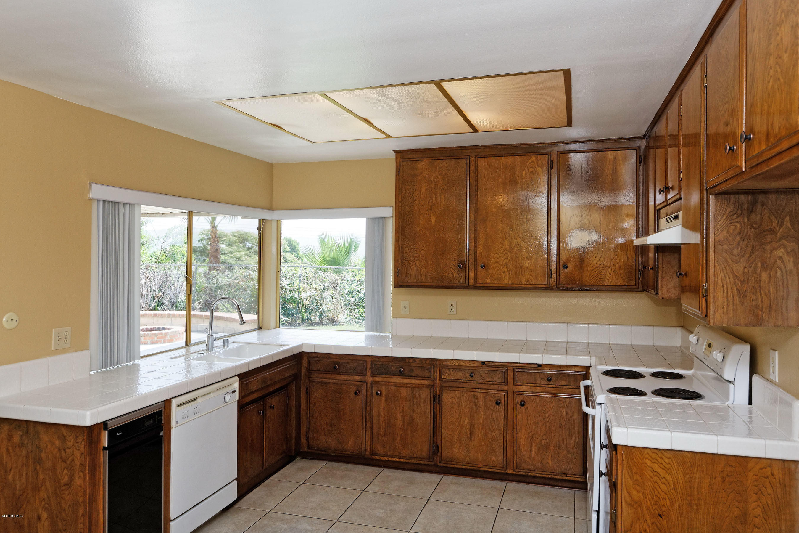 4774 Summit Avenue Simi Valley, CA 93063 - Photo 14 of 40 17