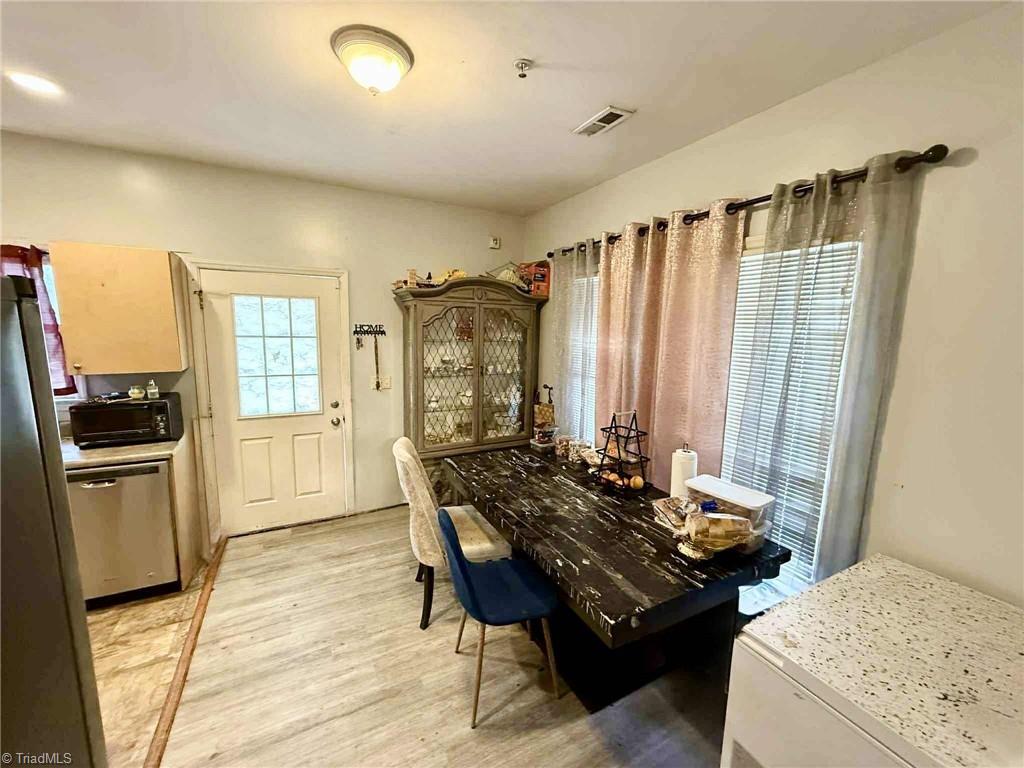 2127 McConnell Road Greensboro, NC 27401 - Photo 4 of 8 Breakfast Area