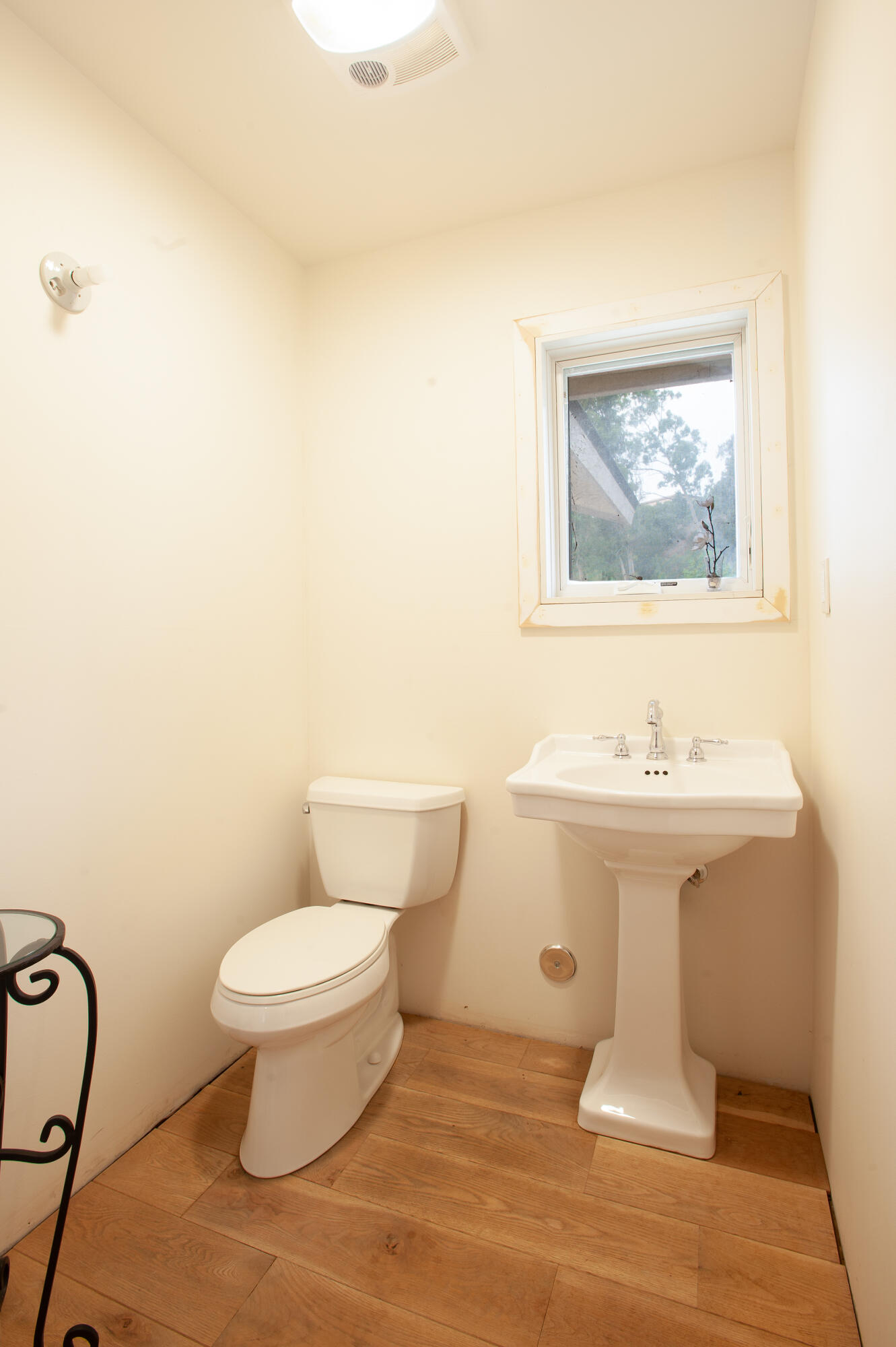 1091 Palomino Road Santa Barbara, CA 93105 - Photo 7 of 18 Guest Bathroom