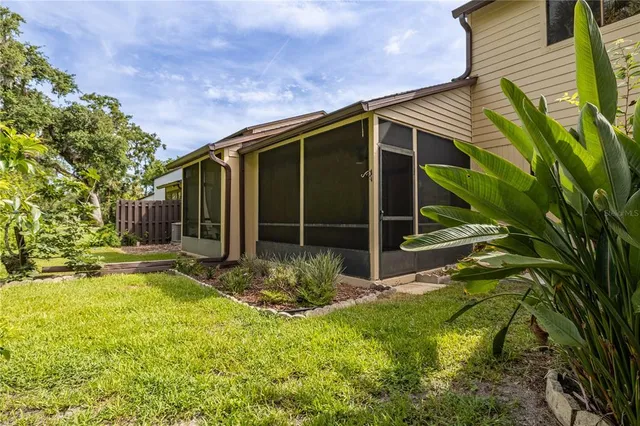 a view of a backyard