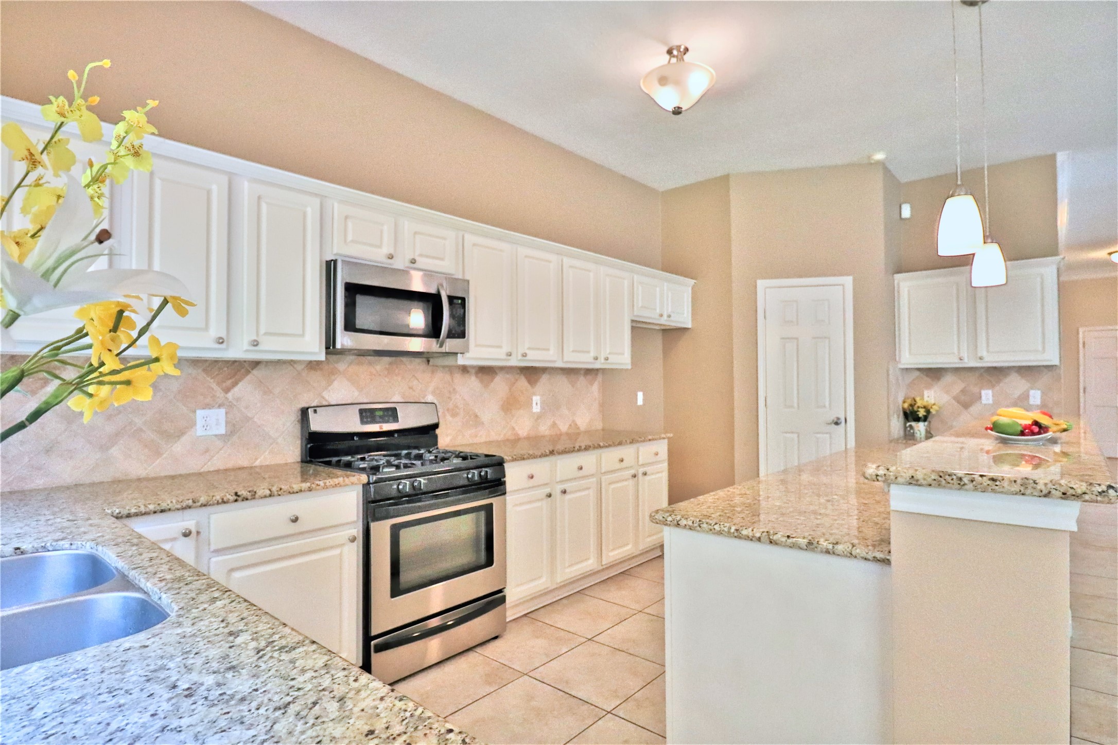 4530 Springfield Lakes Street Sugar Land, TX 77479 - Photo 9 of 32 spacious kitchen with granite counter , stainless appliances, refrigerator will be provided on request.
