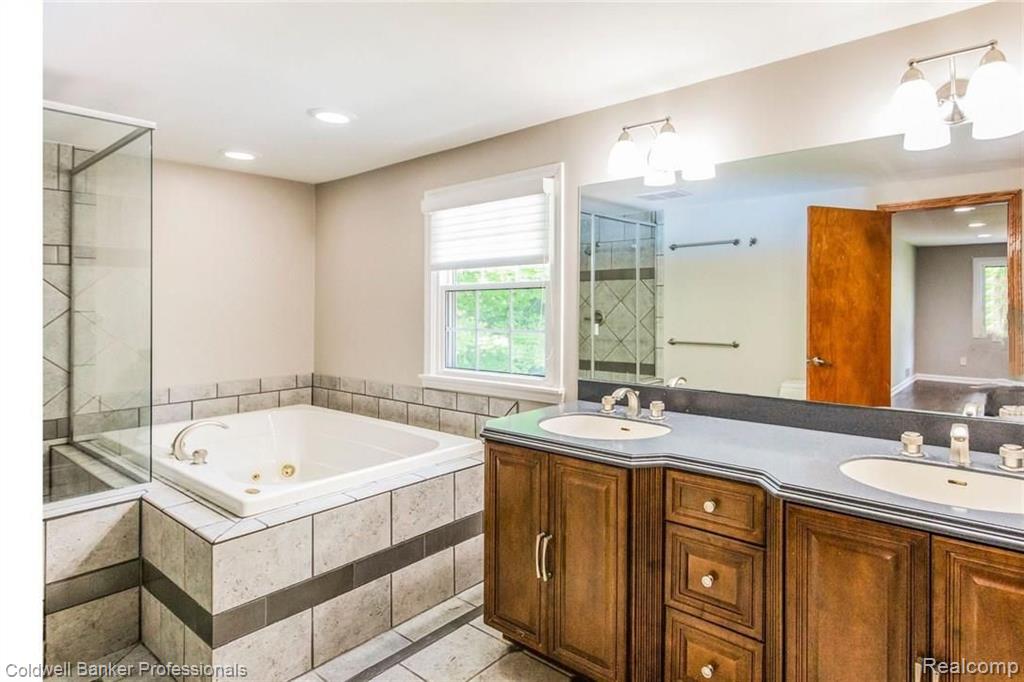29075 Summerwood Road Farmington, MI 48334 - Photo 18 of 41