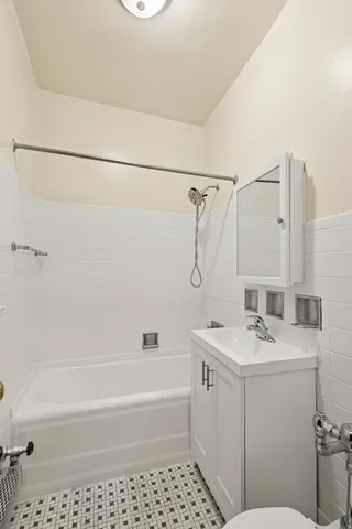 $2,400 | 200 South Maple Avenue, Unit G, Oak Park, IL 60302