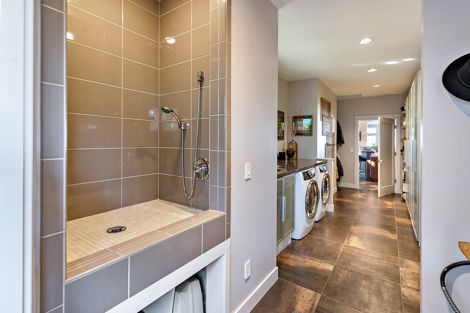 4367 Pioneer Road Medford, OR 97501 - Photo 38 of 96 Laundry/mud room with Dog/pet shower!