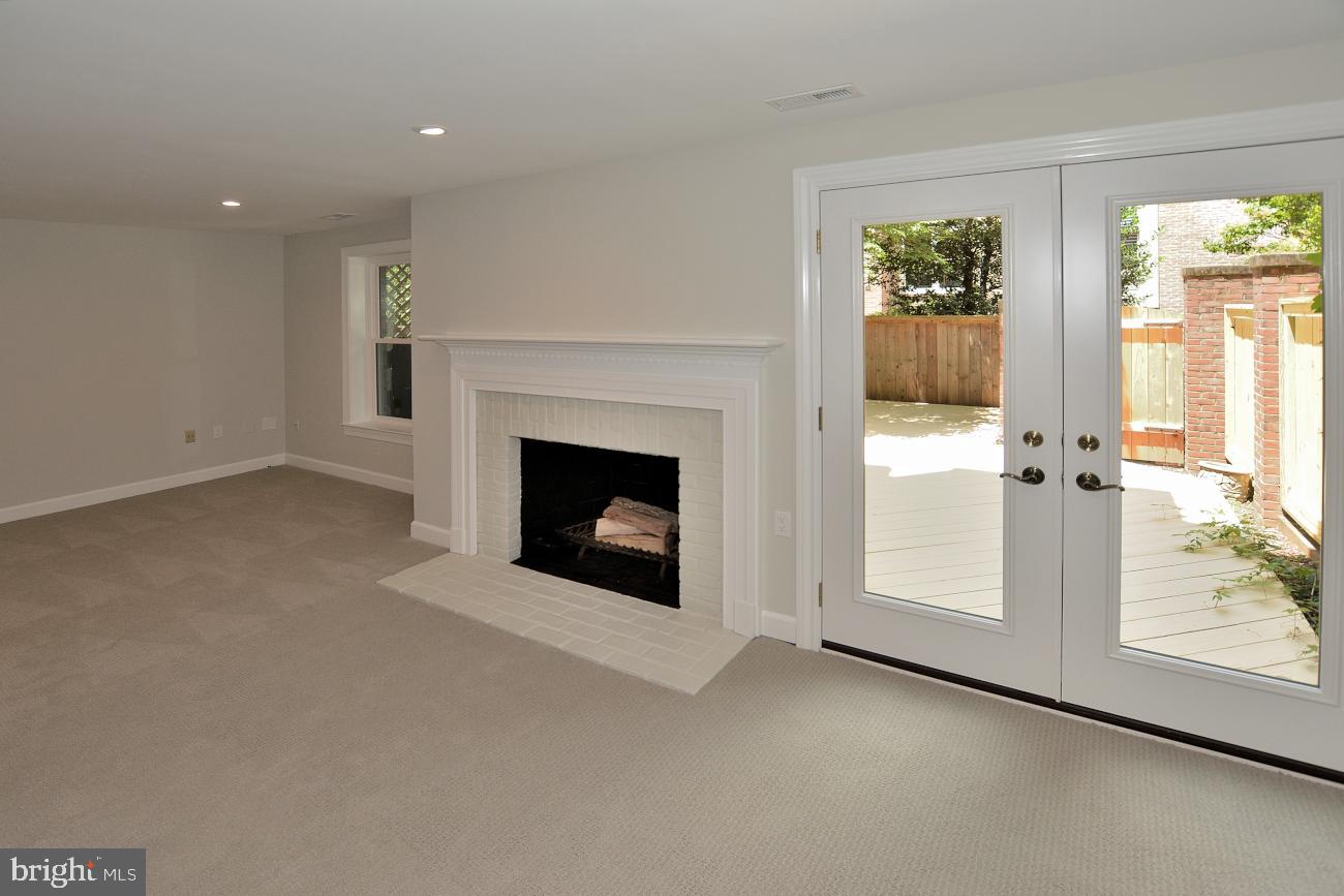 1548 Hampton Hill Circle McLean, VA 22101 - Photo 29 of 39 Ground level Family Rm with FP