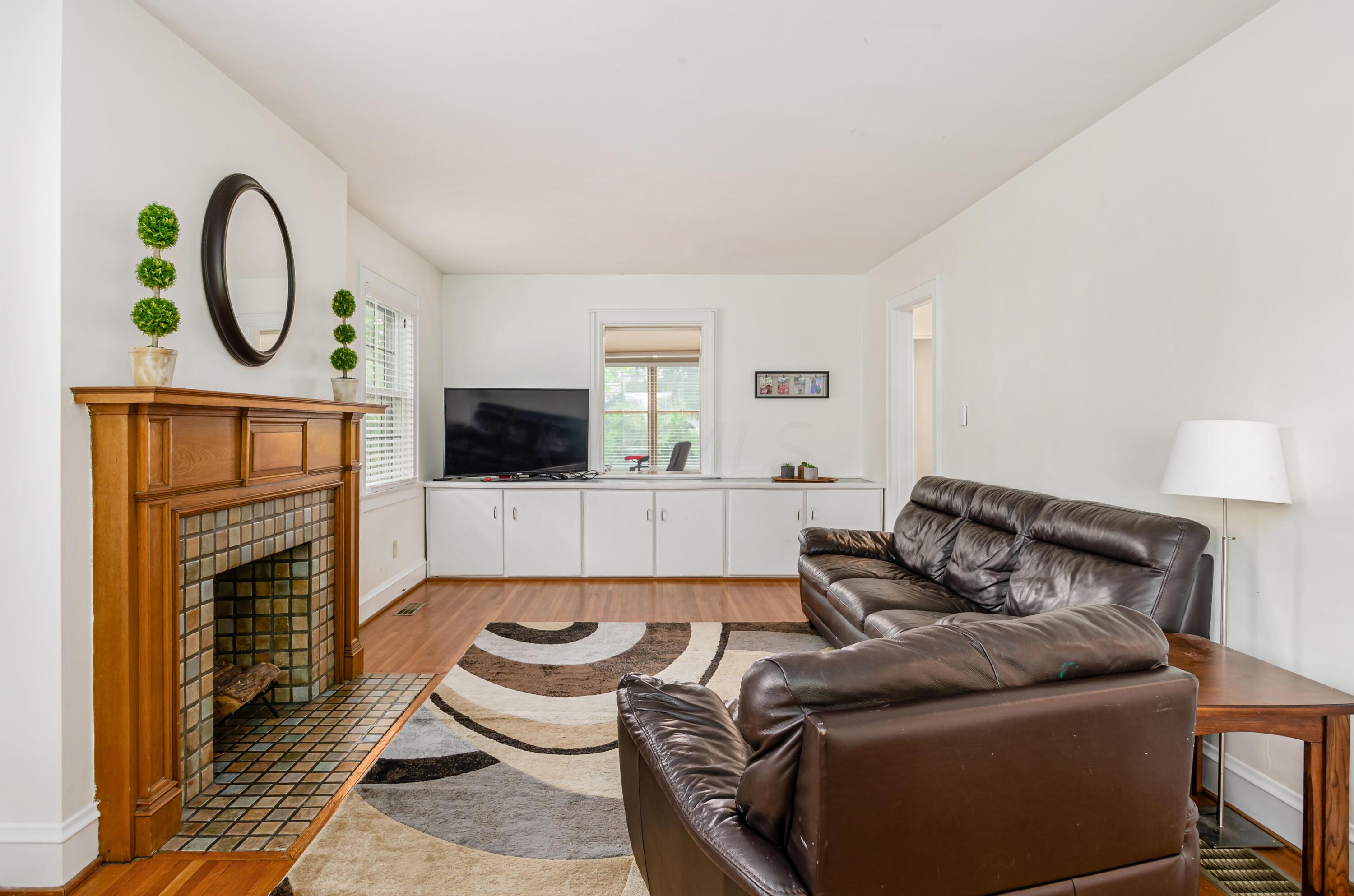 59 South Ardmore Road Columbus, OH 43209 - Photo 9 of 42 Large Living Room with Wood Floor