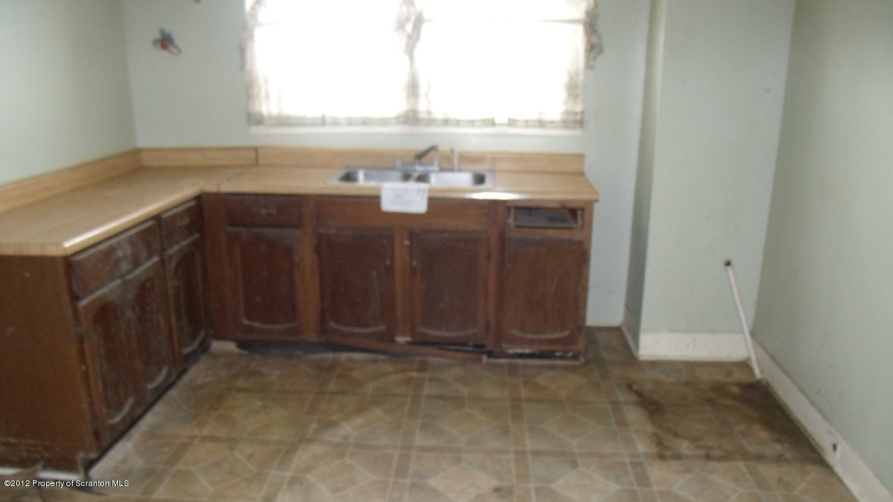 122 East Mountain Road Scranton, PA 18505 - Photo 3 of 12 a room with a sink