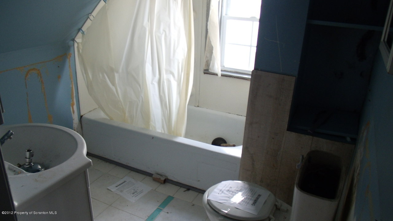 122 East Mountain Road Scranton, PA 18505 - Photo 4 of 12 a bathroom with a sink and a toilet