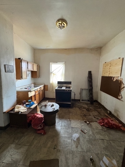 6408 South Rhodes Avenue Chicago, IL 60637 - Photo 14 of 19 a living room with furniture and a lamp