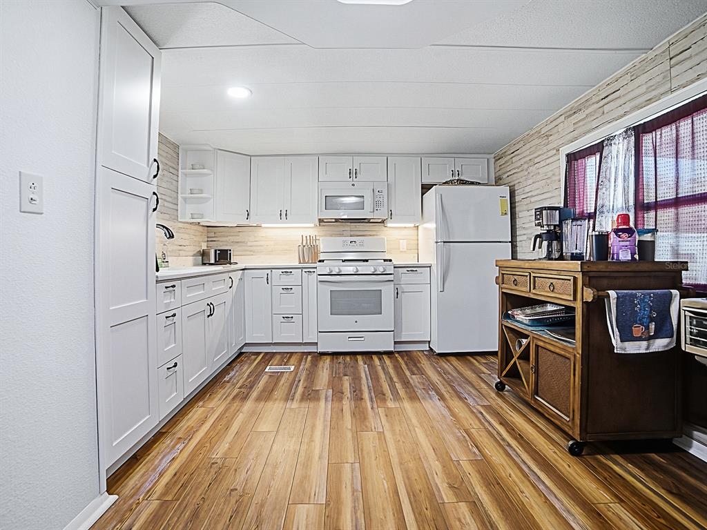 211 Rue De Paresse Tavares, FL 32778 - Photo 4 of 21