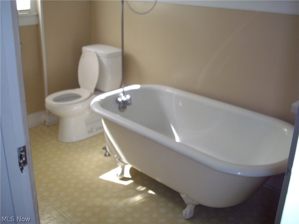 372 Ruckel Road Akron, OH 44305 - Photo 16 of 24 Spacious up stairs main bath