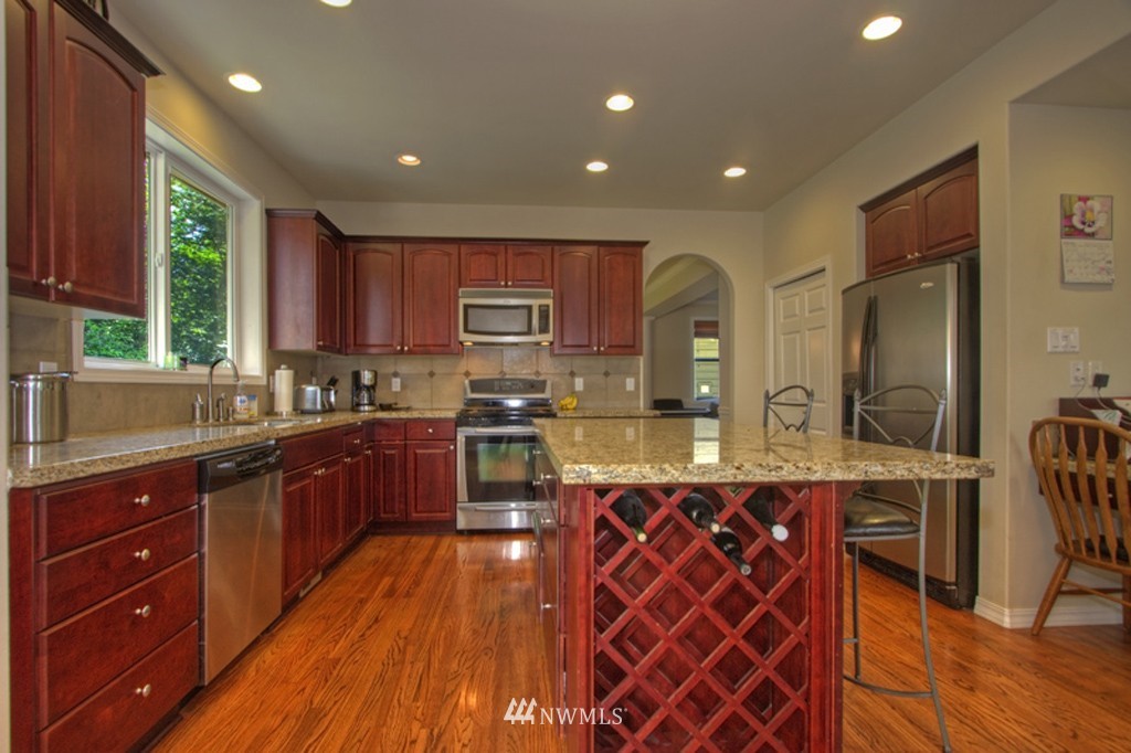 811 South 34th Place Renton, WA 98055 - Photo 5 of 15