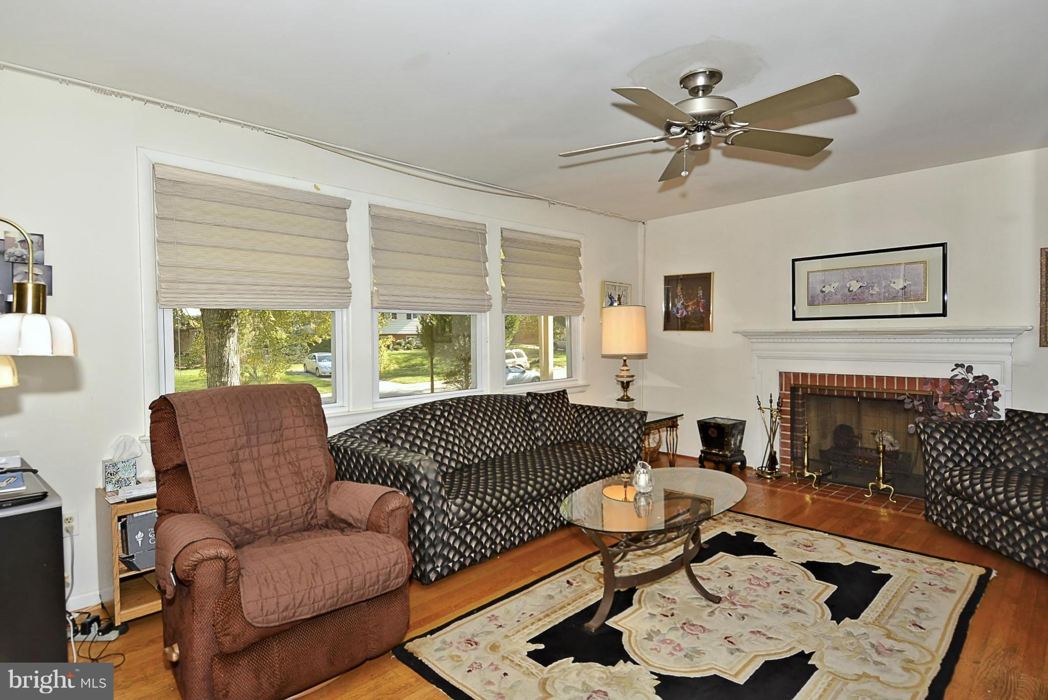 11612 Gilsan Street Silver Spring, MD 20902 - Photo 6 of 30 Living Room