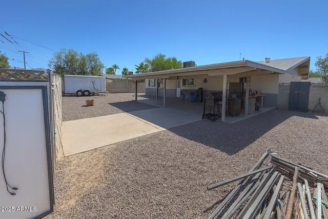 a view of a house with a backyard