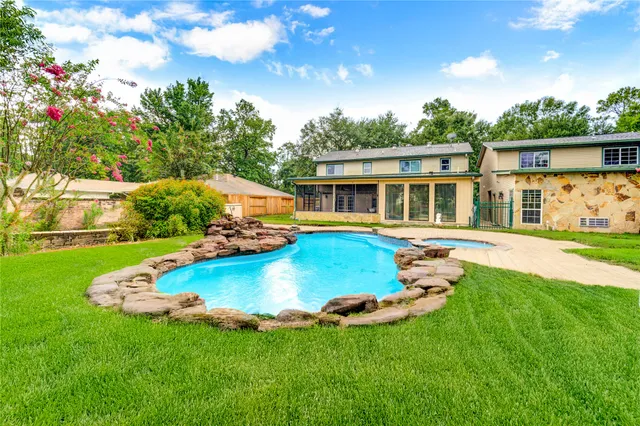 $1,900 | 303 Shady Glen Lane, Conroe, TX 77385