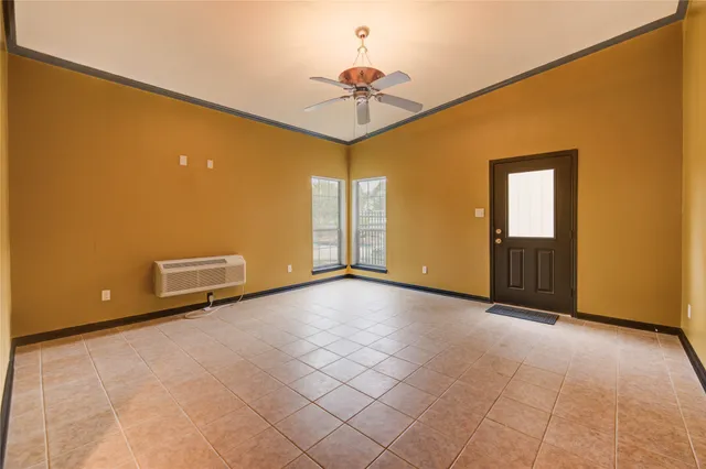 $1,900 | 303 Shady Glen Lane, Conroe, TX 77385