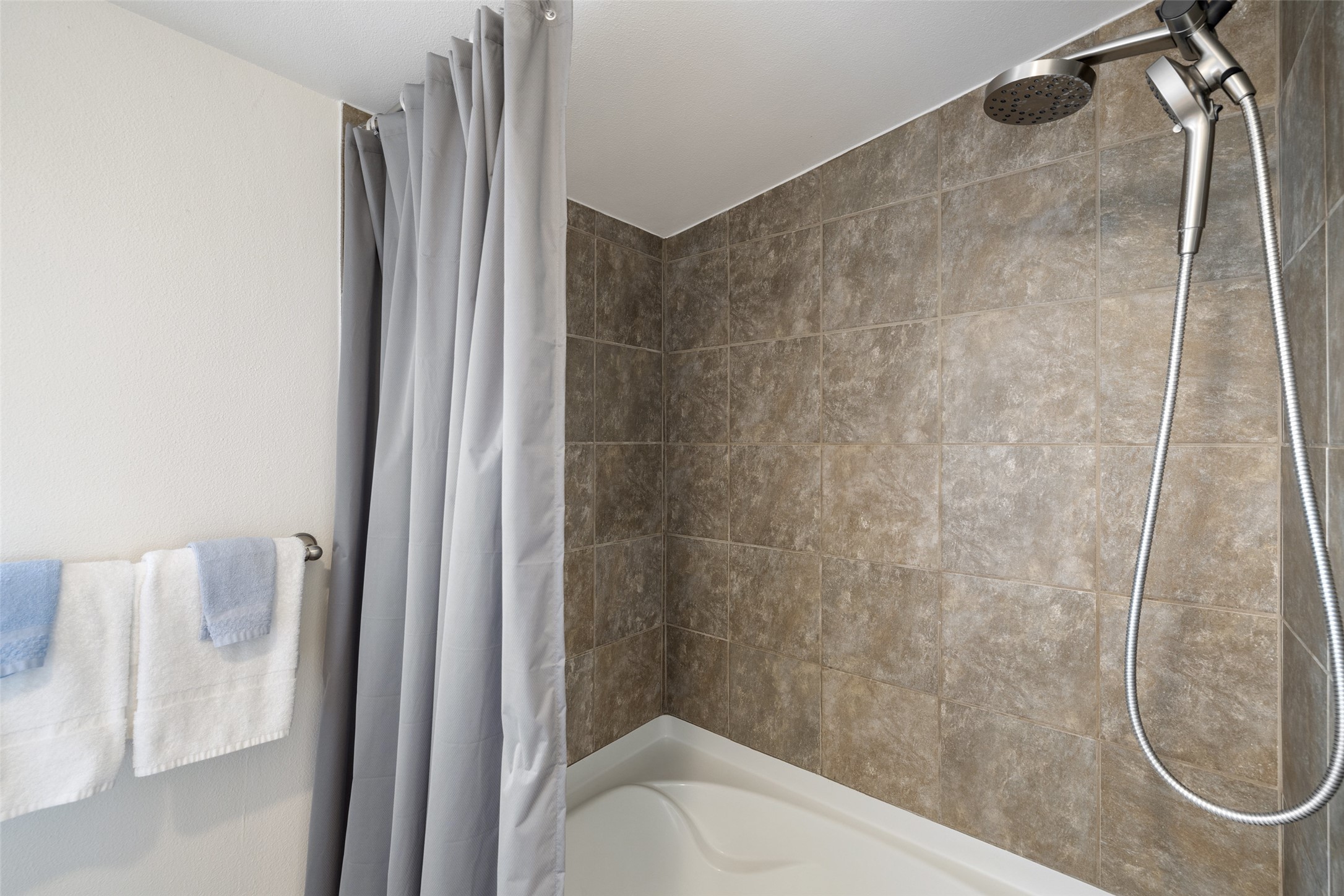 5519 Hiline Road Austin, TX 78734 - Photo 20 of 40 Full bathroom featuring shower / bathtub combination with curtain