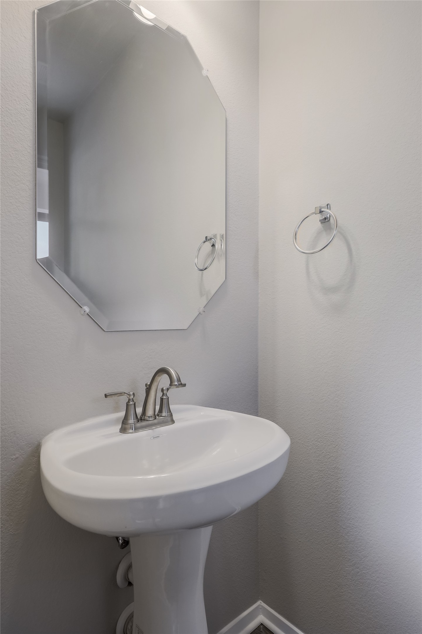 11416 Milano Drive Austin, TX 78747 - Photo 19 of 25 Bathroom with a textured wall