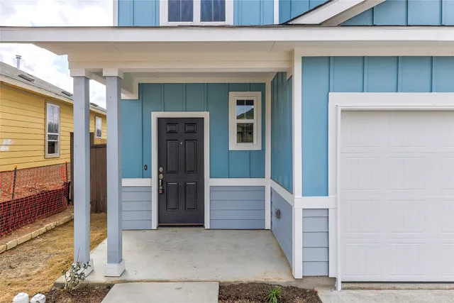 a view of entryway front of house
