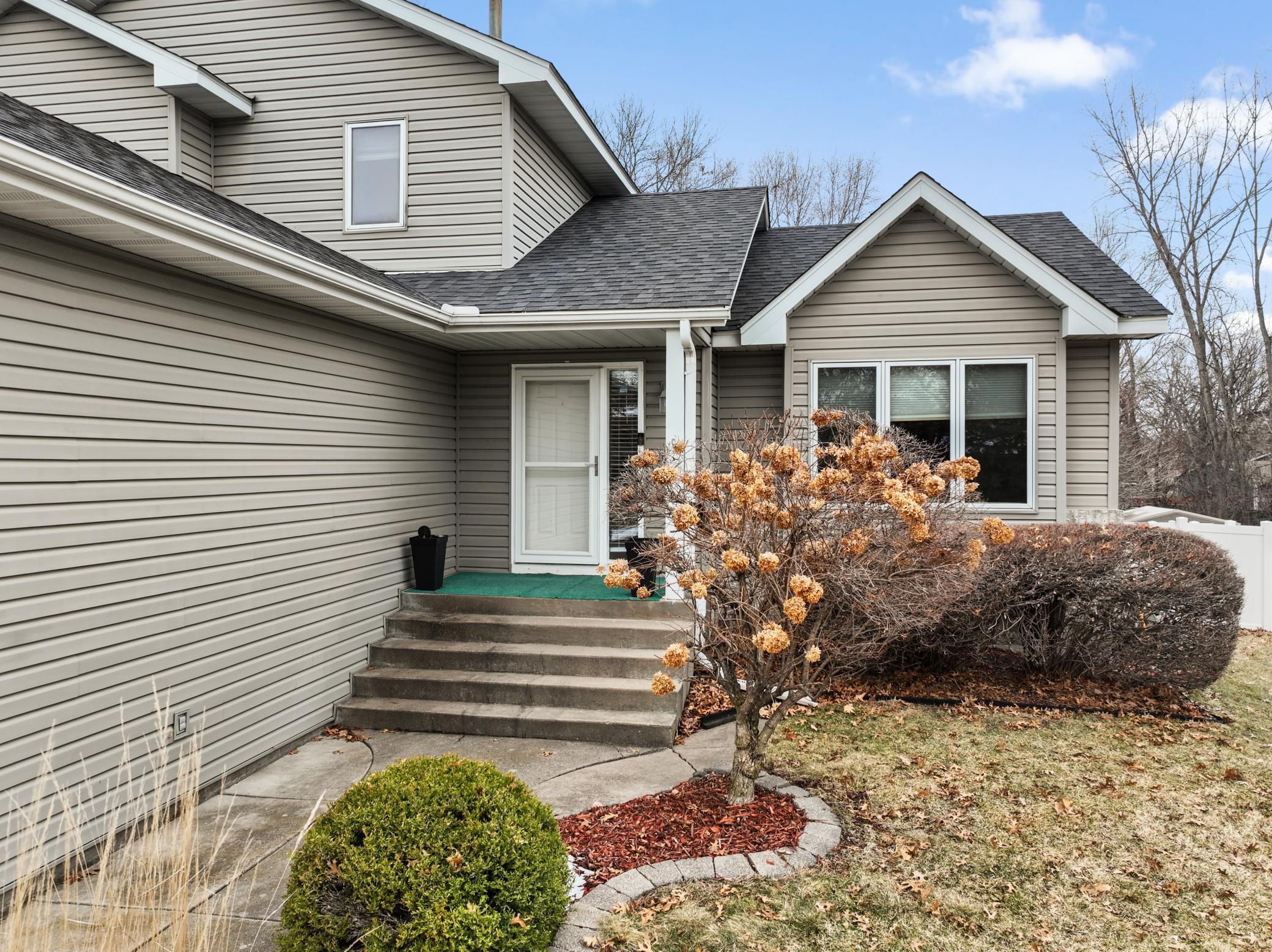 553 Hawthorn Road Circle Pines, MN 55014 - Photo 3 of 42