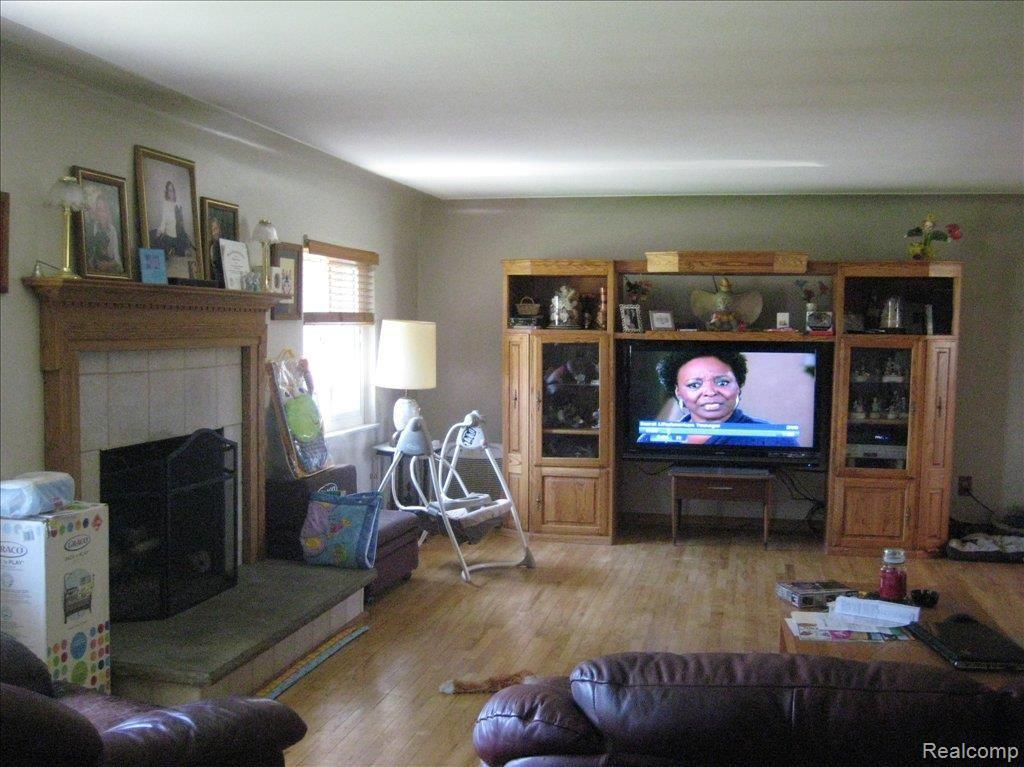 8877 32 Mile Road Romeo, MI 48065 - Photo 8 of 15 5 Living Room