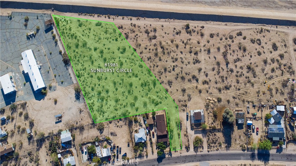 61981 Sunburst Circle Joshua Tree, CA 92252 - Photo 5 of 9 walk in closet with green space