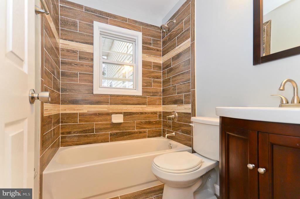7734 Garrison Road Hyattsville, MD 20784 - Photo 18 of 30 Bath (Master)