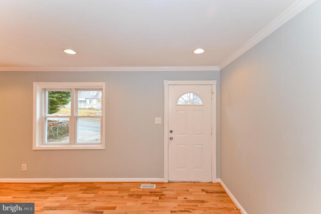 7734 Garrison Road Hyattsville, MD 20784 - Photo 9 of 30 Living Room
