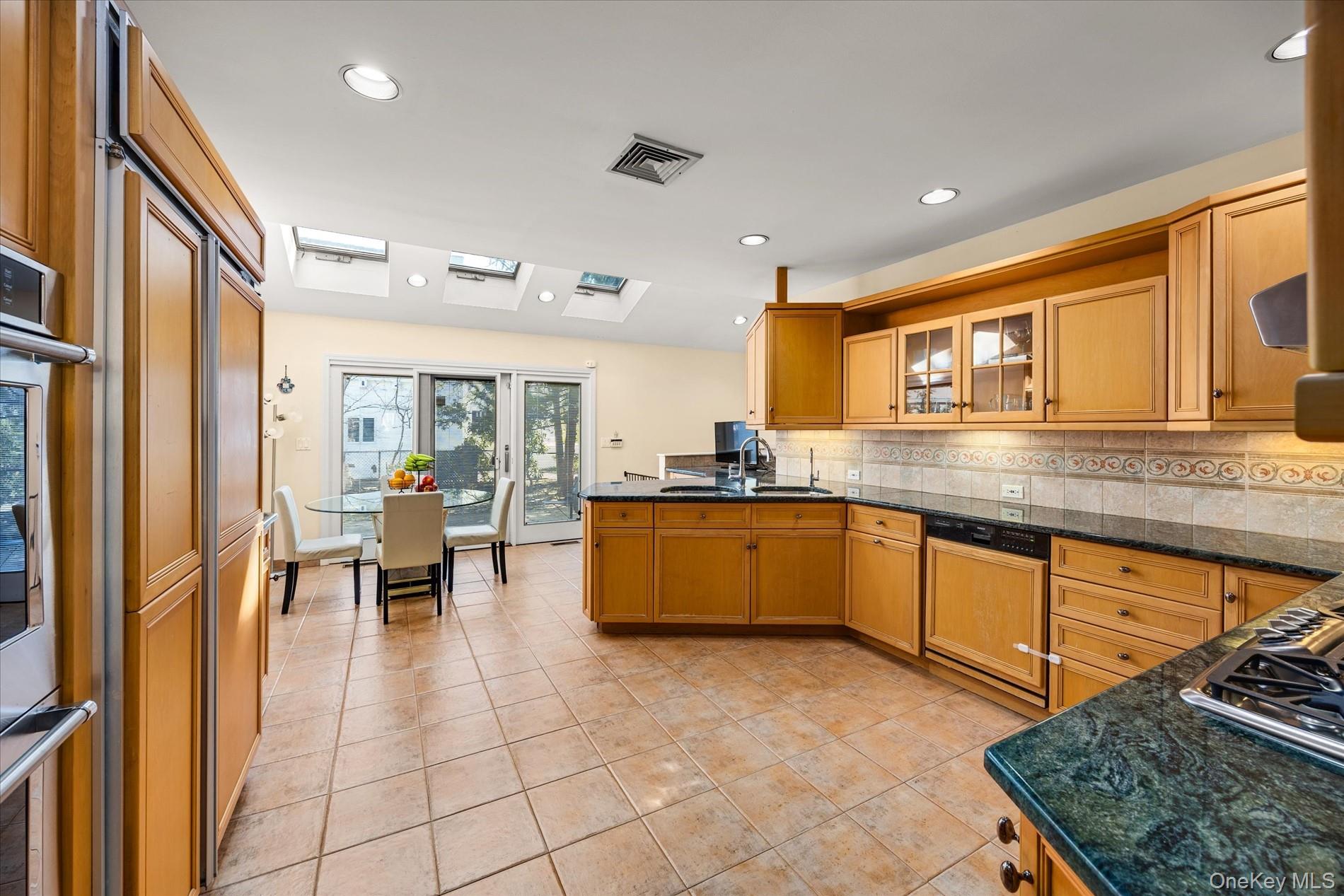 118 Baker Hill Road Great Neck, NY 11023 - Photo 15 of 40